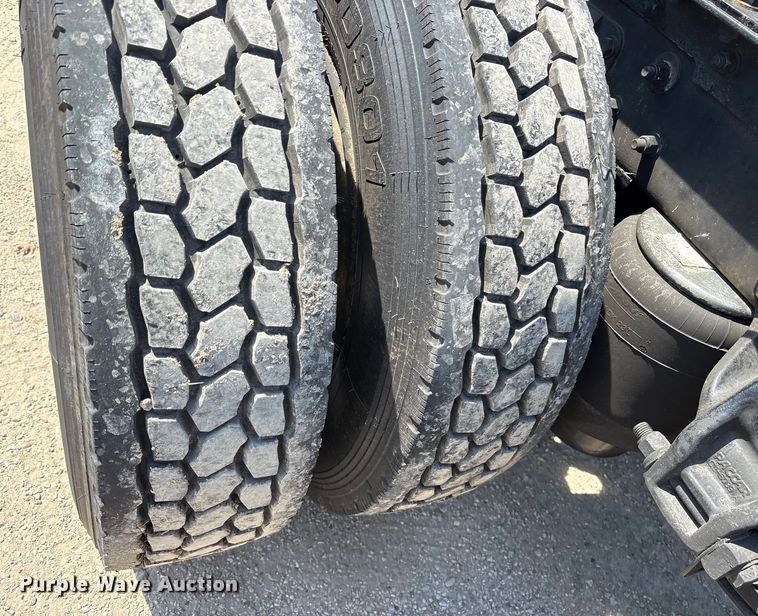 image for item ET7072 2019 Kenworth T680 semi truck