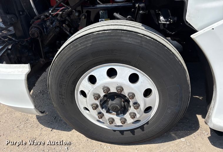 image for item ET7072 2019 Kenworth T680 semi truck