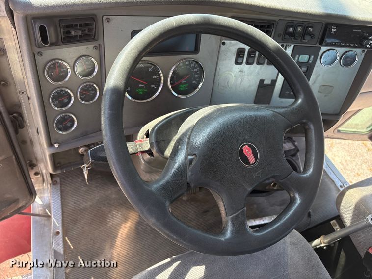 image for item ET8535 2015 Kenworth T370 truck cab and chassis