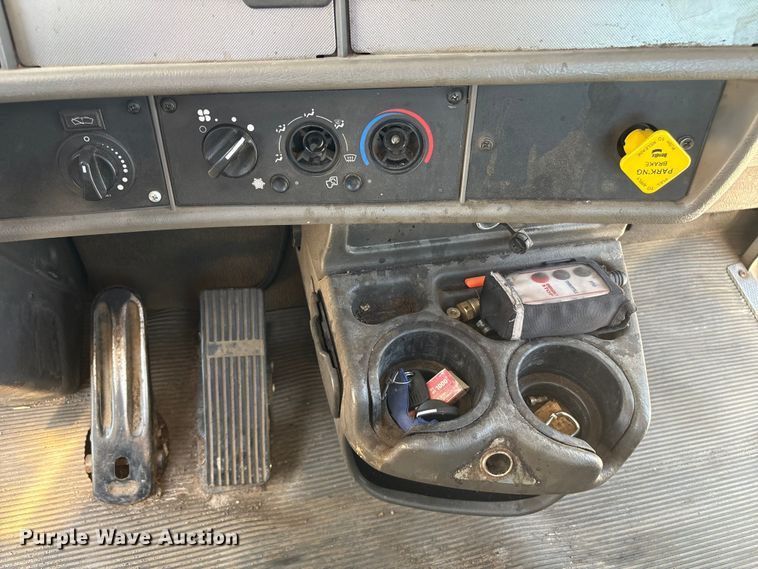 image for item ET8535 2015 Kenworth T370 truck cab and chassis