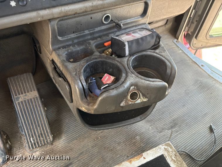 image for item ET8535 2015 Kenworth T370 truck cab and chassis