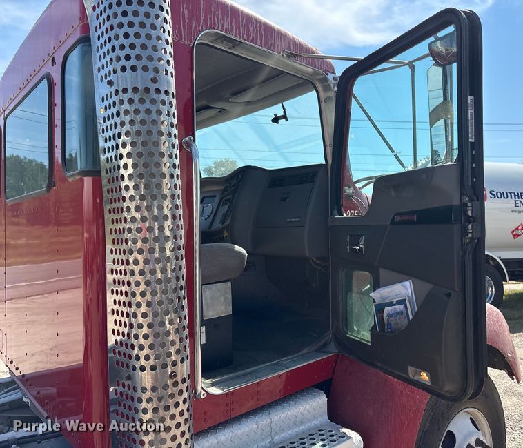 image for item ET8535 2015 Kenworth T370 truck cab and chassis