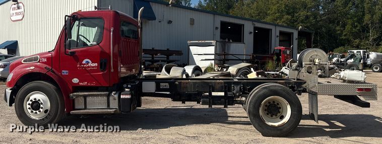 image for item ET8536 2015 Freightliner M2 truck cab and chassis