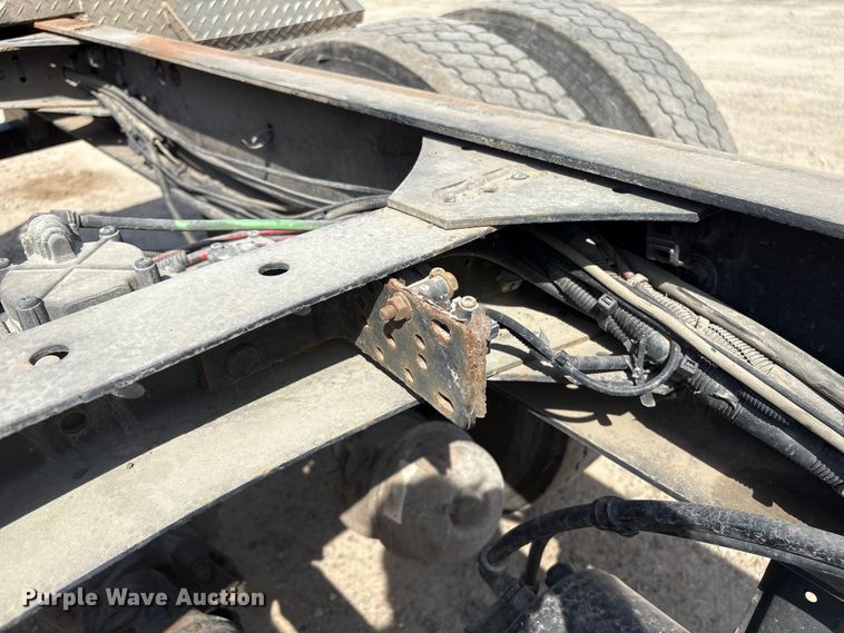 image for item ET8536 2015 Freightliner M2 truck cab and chassis