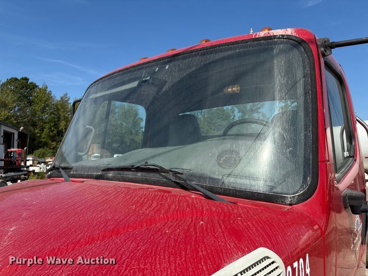 image for item ET8536 2015 Freightliner M2 truck cab and chassis