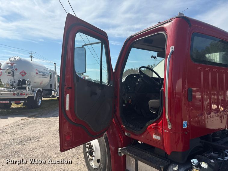 image for item ET8536 2015 Freightliner M2 truck cab and chassis