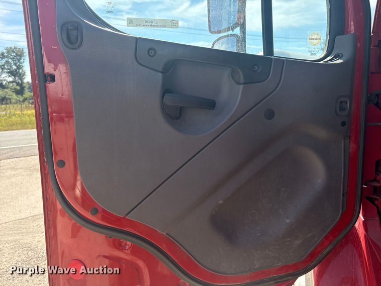 image for item ET8536 2015 Freightliner M2 truck cab and chassis