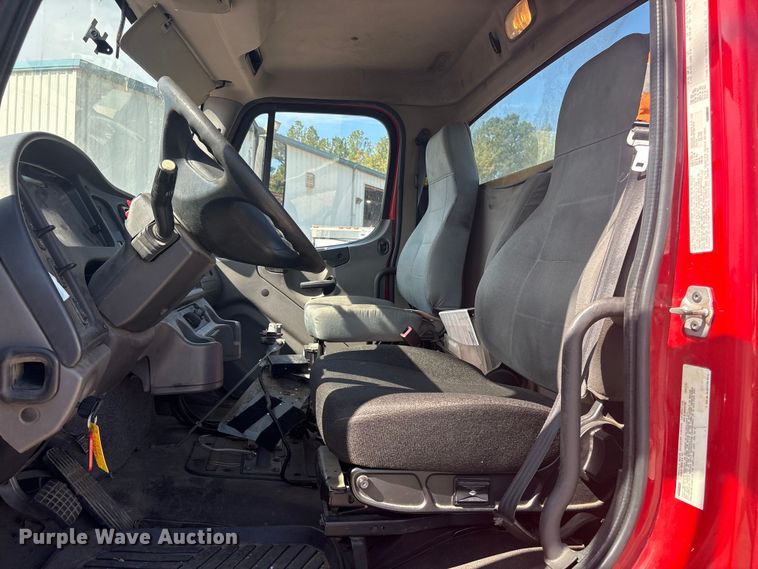 image for item ET8536 2015 Freightliner M2 truck cab and chassis