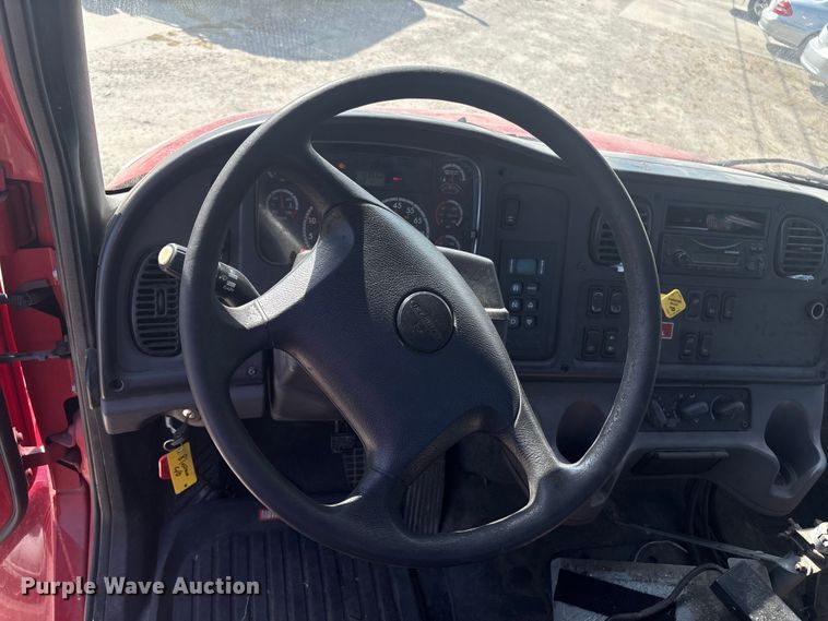 image for item ET8536 2015 Freightliner M2 truck cab and chassis