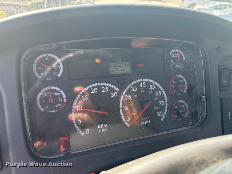 image for item ET8536 2015 Freightliner M2 truck cab and chassis