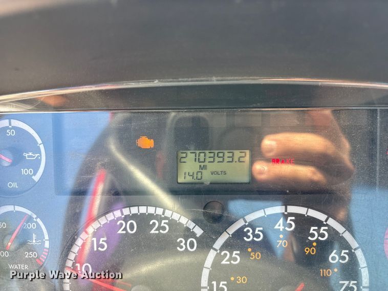 image for item ET8536 2015 Freightliner M2 truck cab and chassis