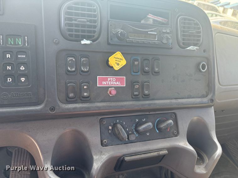 image for item ET8536 2015 Freightliner M2 truck cab and chassis