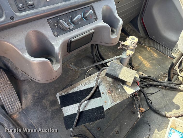 image for item ET8536 2015 Freightliner M2 truck cab and chassis