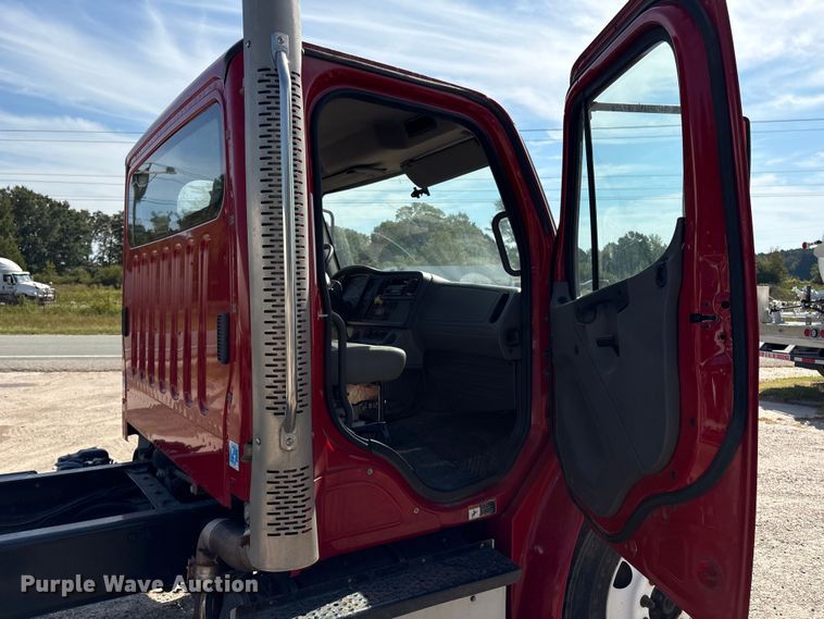 image for item ET8536 2015 Freightliner M2 truck cab and chassis