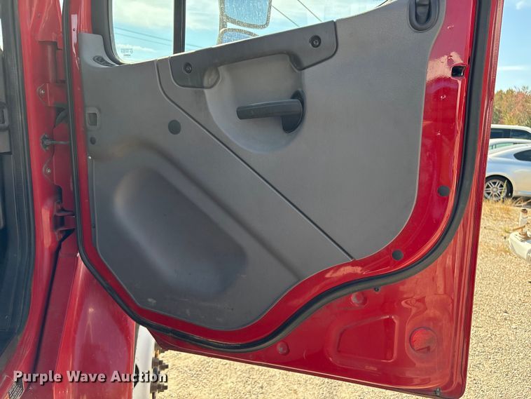 image for item ET8536 2015 Freightliner M2 truck cab and chassis