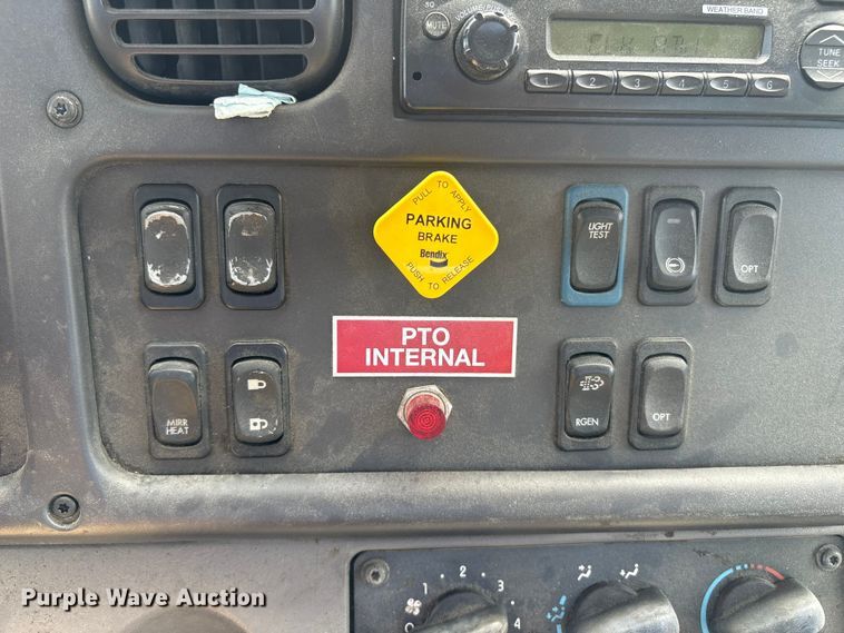 image for item ET8536 2015 Freightliner M2 truck cab and chassis