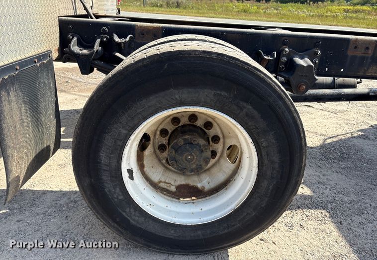 image for item ET8536 2015 Freightliner M2 truck cab and chassis