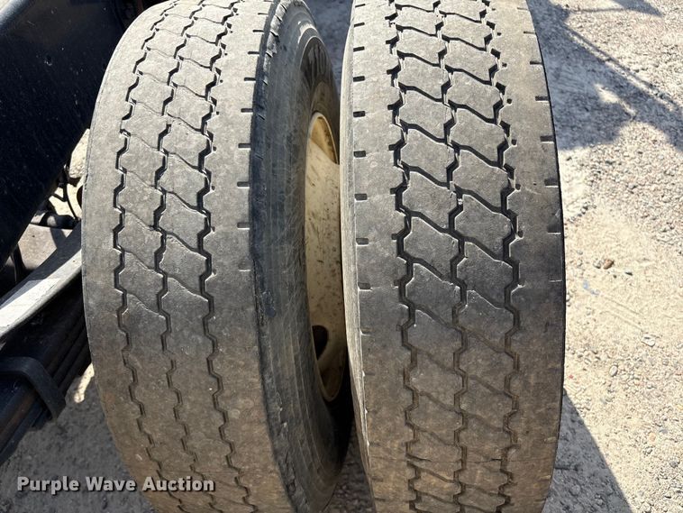 image for item ET8536 2015 Freightliner M2 truck cab and chassis