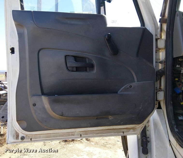 image for item EU2511 2011 International 8600 SBA semi truck