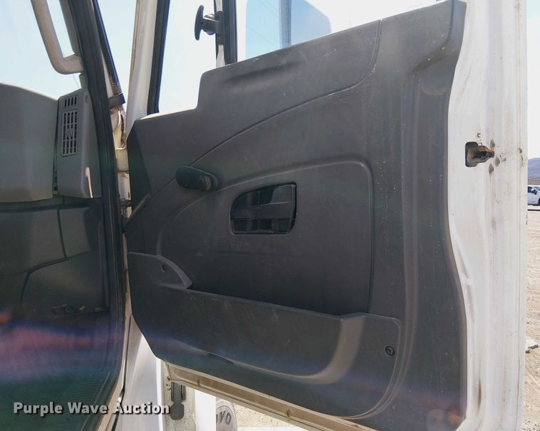 image for item EU2511 2011 International 8600 SBA semi truck