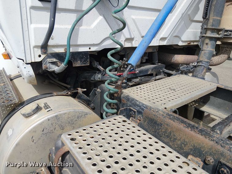 image for item EU2512 2013 International 8600 SBA semi truck