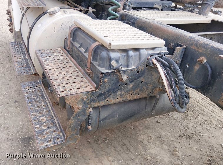 image for item EU2512 2013 International 8600 SBA semi truck