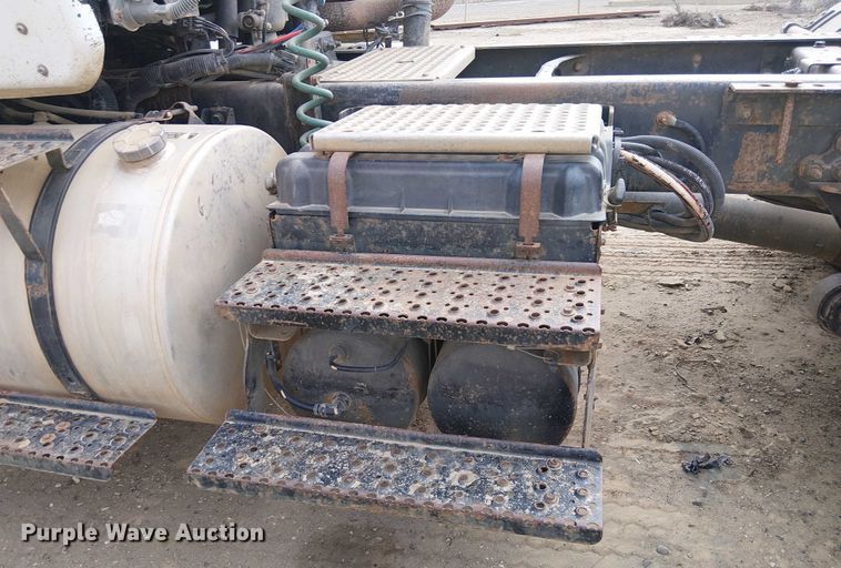 image for item EU2512 2013 International 8600 SBA semi truck