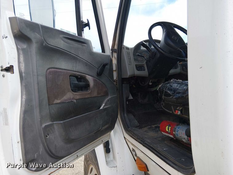 image for item EU2512 2013 International 8600 SBA semi truck