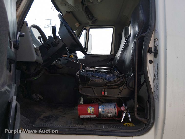 image for item EU2512 2013 International 8600 SBA semi truck