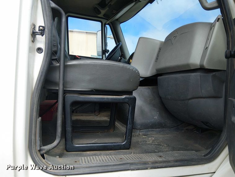 image for item EU2512 2013 International 8600 SBA semi truck