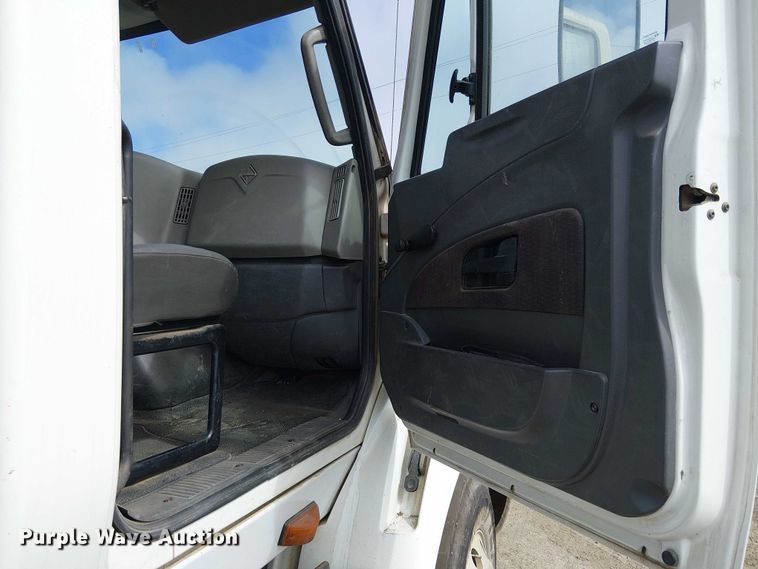 image for item EU2512 2013 International 8600 SBA semi truck