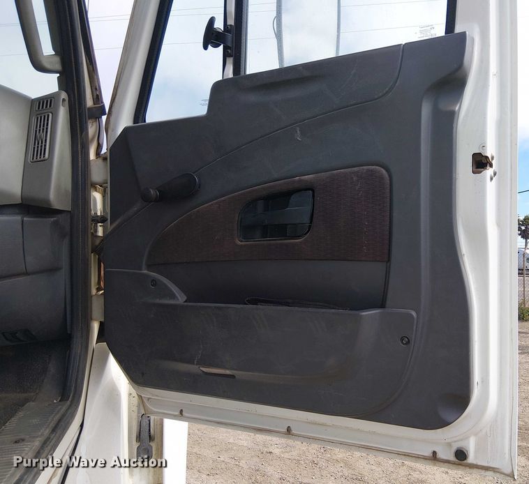 image for item EU2512 2013 International 8600 SBA semi truck