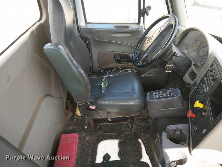 image for item EU2512 2013 International 8600 SBA semi truck