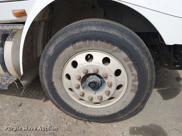 image for item EU2512 2013 International 8600 SBA semi truck