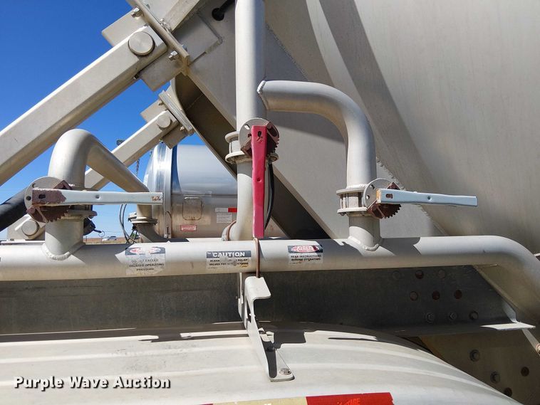 image for item EU2531 2014 Vantage Trailers pneumatic dry bulk trailer