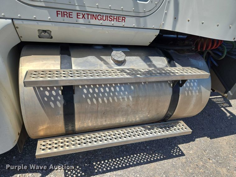 image for item EU3542 2007 International 9400i semi truck