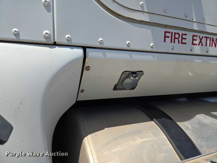 image for item EU3542 2007 International 9400i semi truck