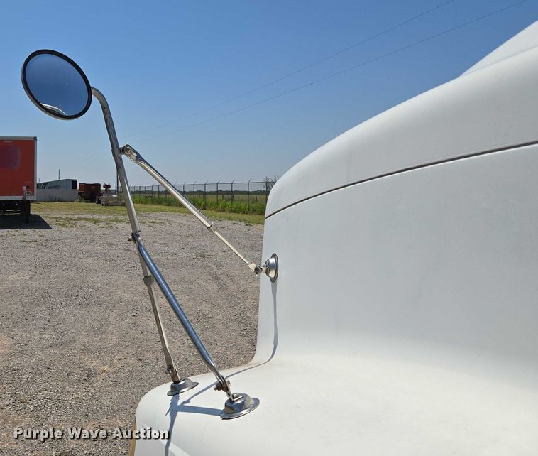 image for item EU3542 2007 International 9400i semi truck