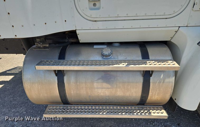 image for item EU3542 2007 International 9400i semi truck