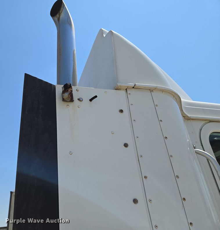 image for item EU3542 2007 International 9400i semi truck