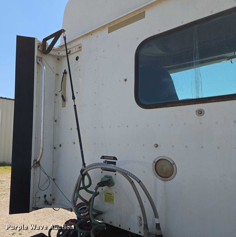 image for item EU3542 2007 International 9400i semi truck