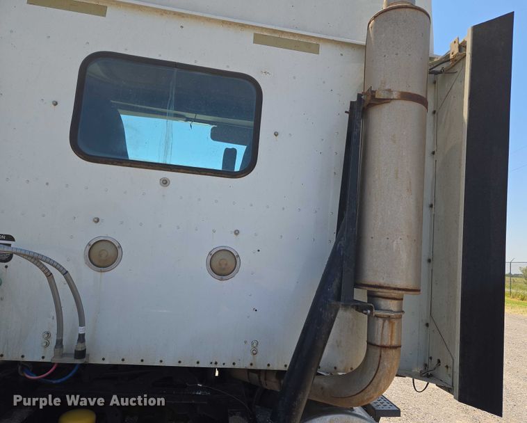 image for item EU3542 2007 International 9400i semi truck