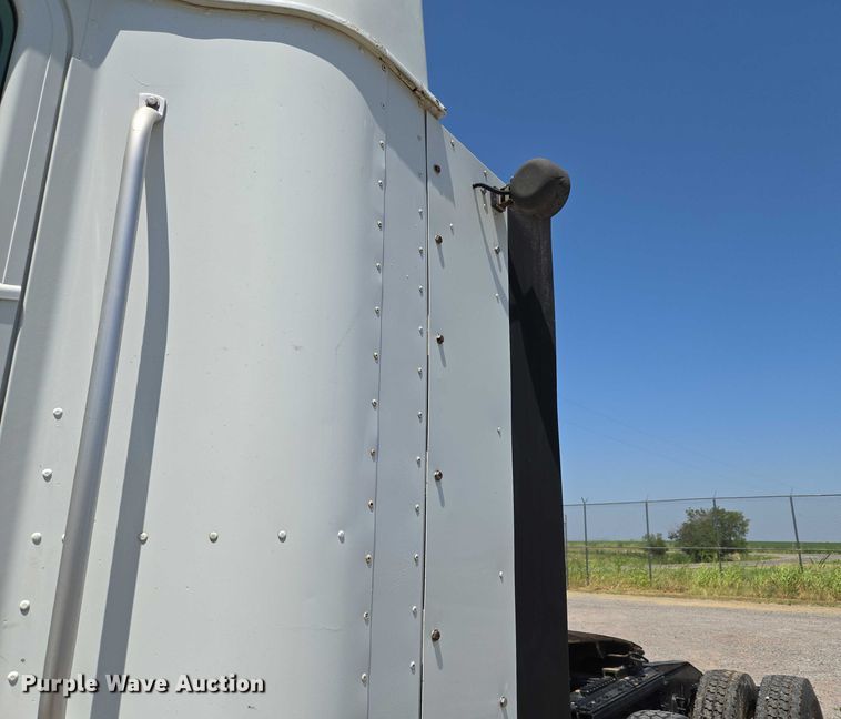 image for item EU3542 2007 International 9400i semi truck