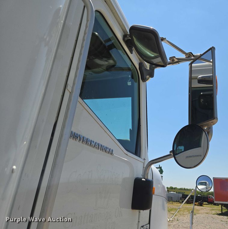 image for item EU3542 2007 International 9400i semi truck