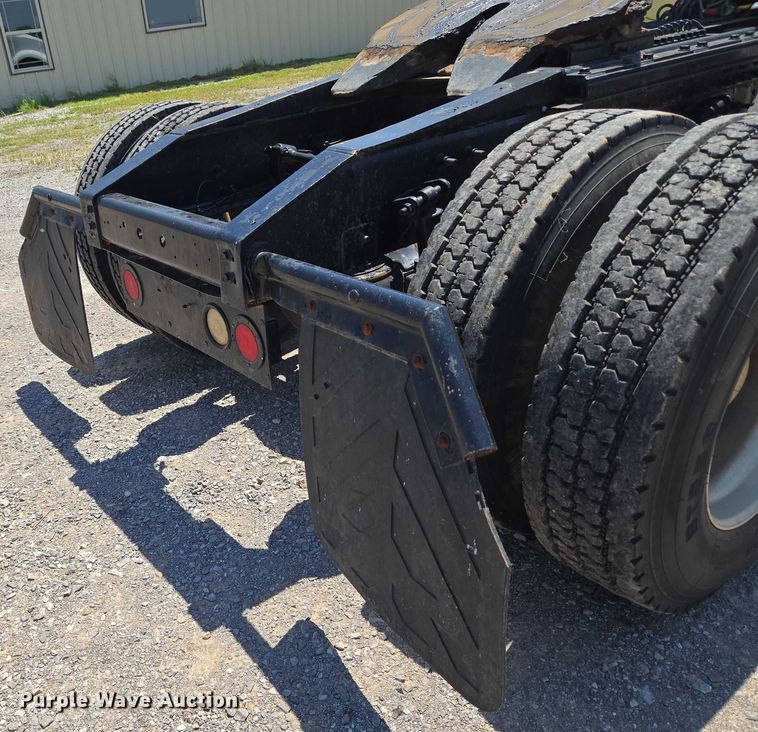 image for item EU3542 2007 International 9400i semi truck