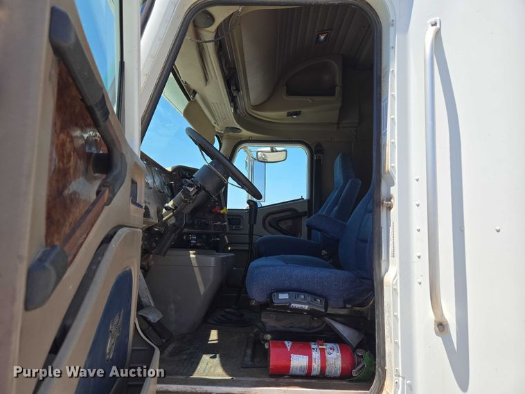 image for item EU3542 2007 International 9400i semi truck