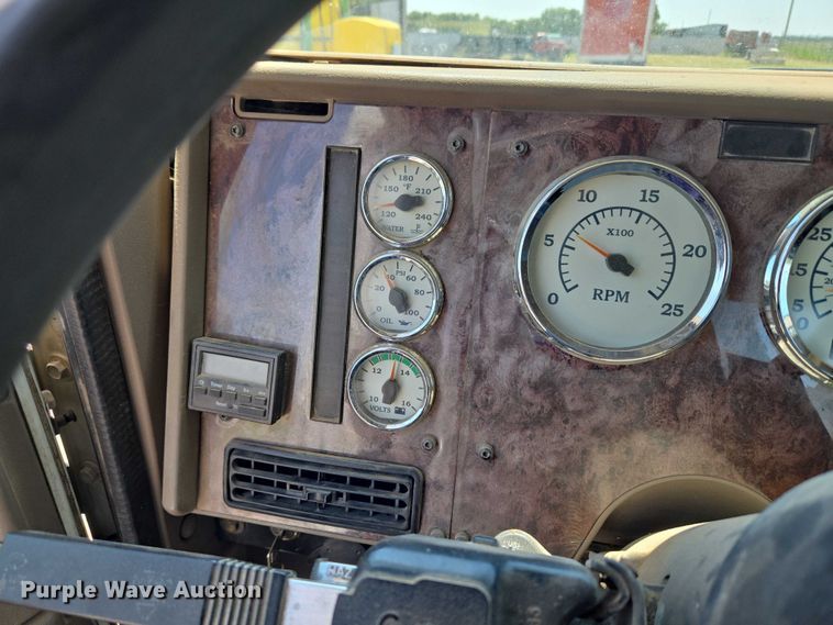 image for item EU3542 2007 International 9400i semi truck