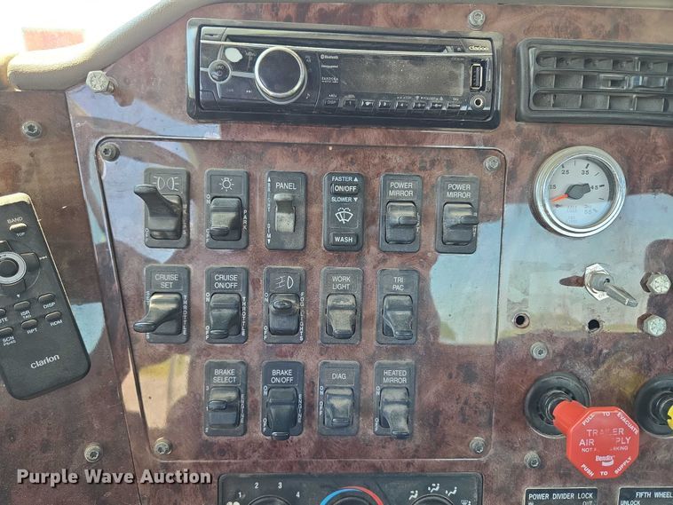 image for item EU3542 2007 International 9400i semi truck