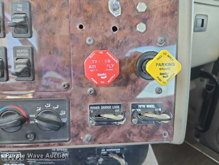 image for item EU3542 2007 International 9400i semi truck