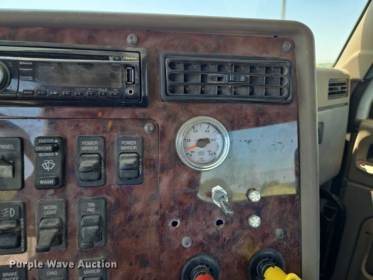 image for item EU3542 2007 International 9400i semi truck